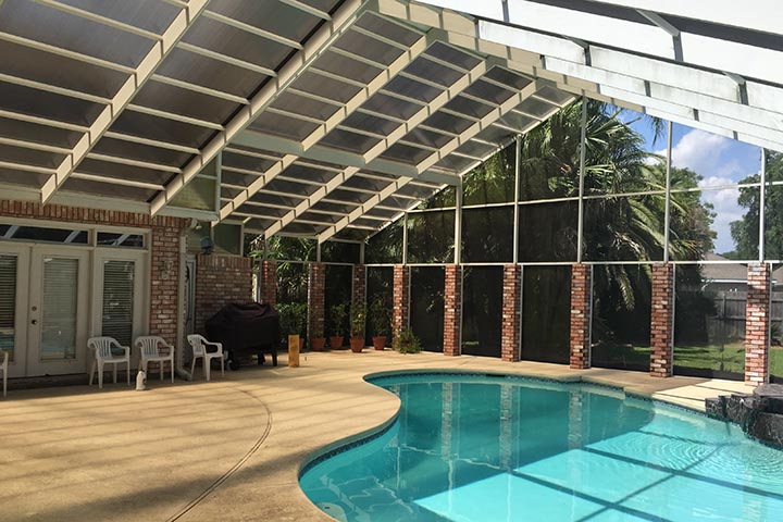 Custom Lexan pool cage enclosing a South Alabama swimming pool