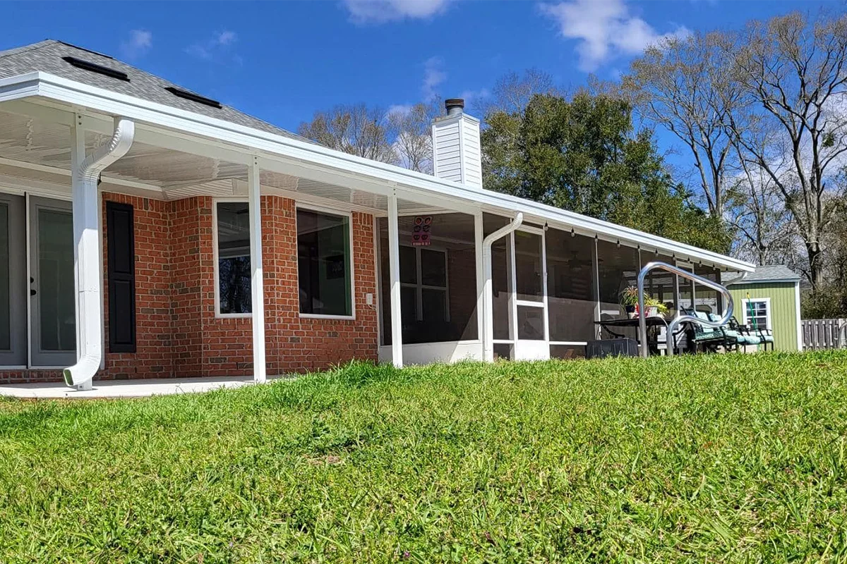 Screen room extending the outdoor living space of a Baldwin County home